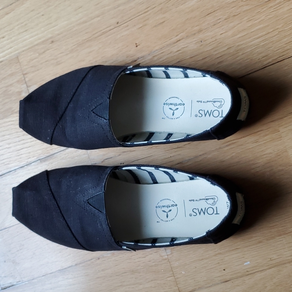 EUC Women's TOMS Alpergatas